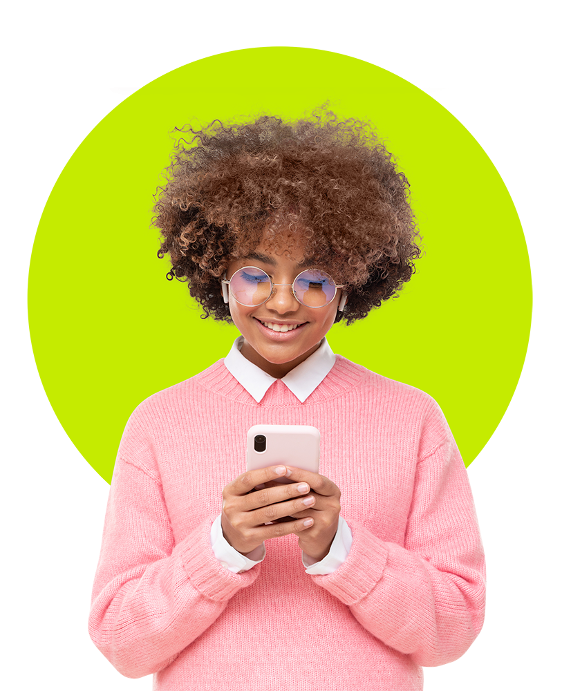 Junge Frau mit Blick auf das Smartphone: Rechnung automatisch erfassen