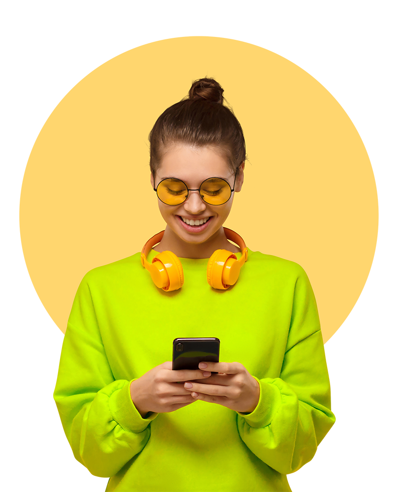 Junge Frau mit Blick auf das Smartphone: Behalte stets den Überblick