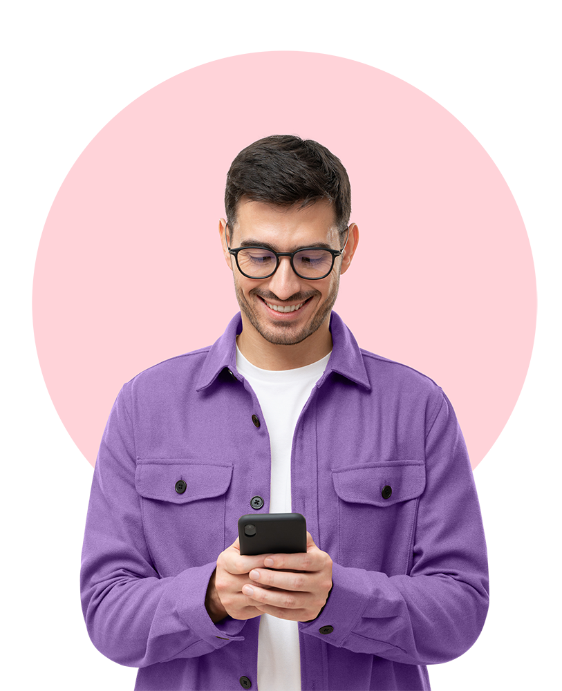 Junger Mann mit Blick auf das Smartphone:  Schnell & präzise