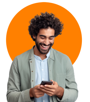 Junger Mann mit Blick auf das Smartphone: Rechnung fair aufteilen