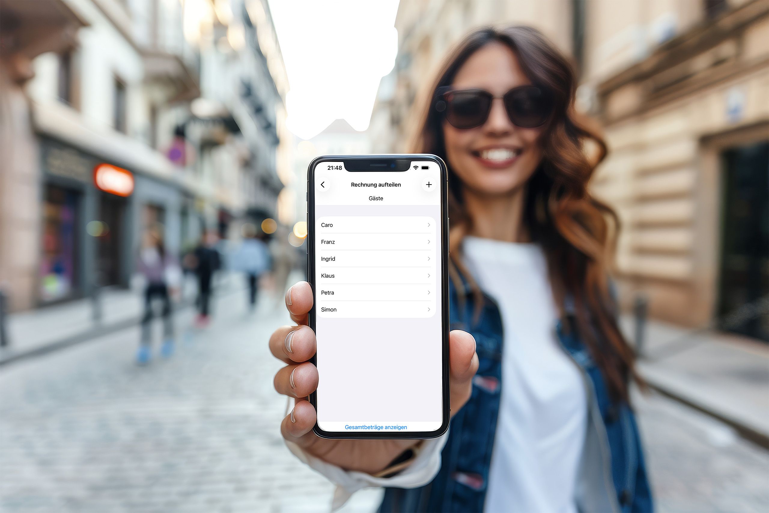 Smartphone mit Paylino App im Display in der Hand einer jungen Frau