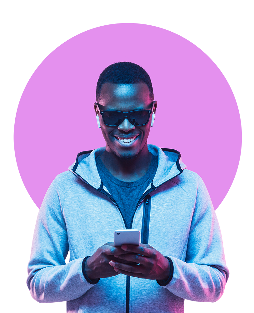 Junger Mann mit Blick auf das Smartphone:  Native iOS App 