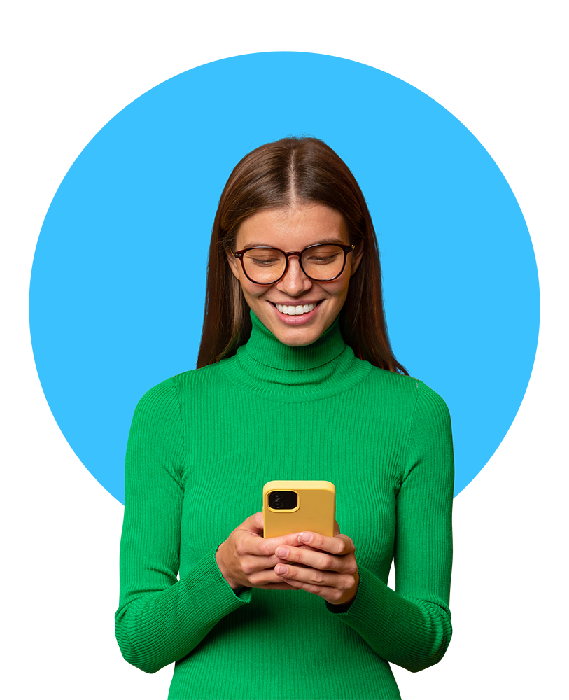 Junge Frau mit Blick auf das Smartphone: Optimiert für barrierefreie Nutzung